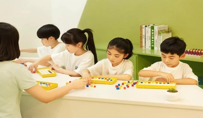 孩子们在阅读角看书
