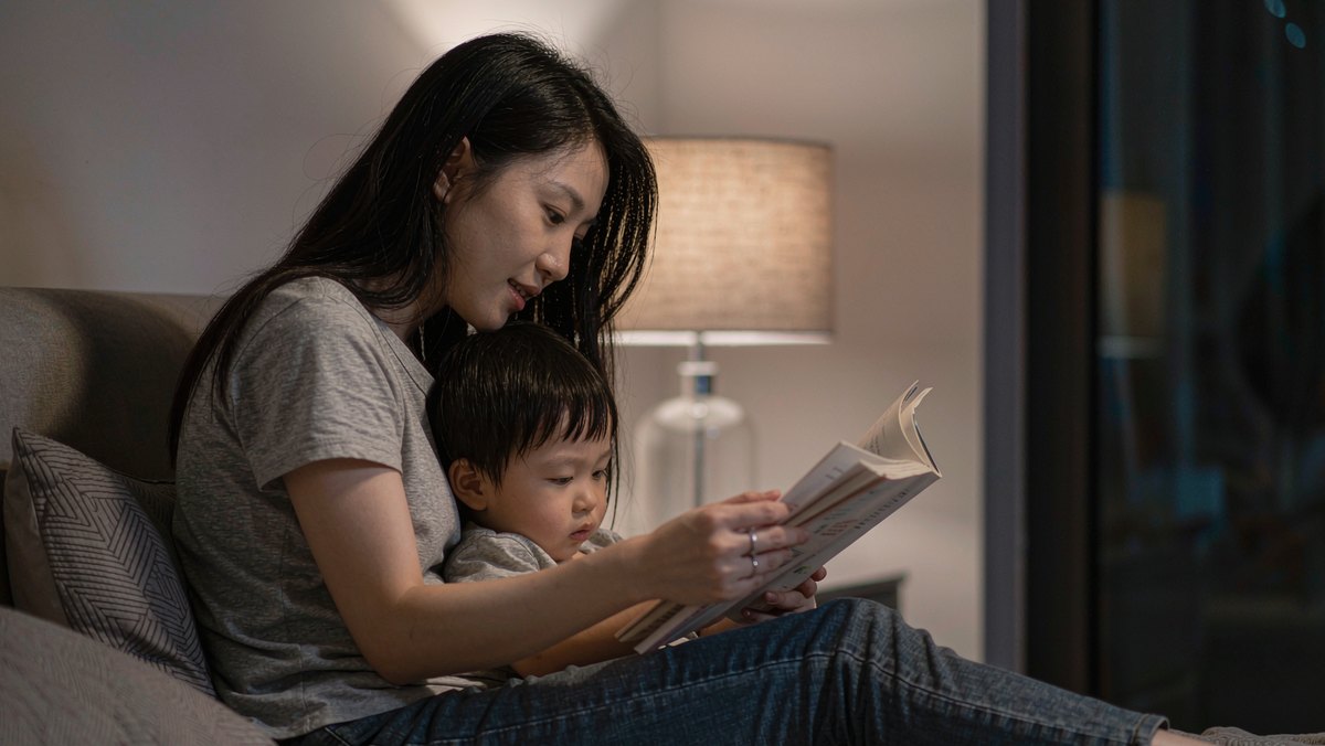 妈妈陪孩子反复读同一本绘本