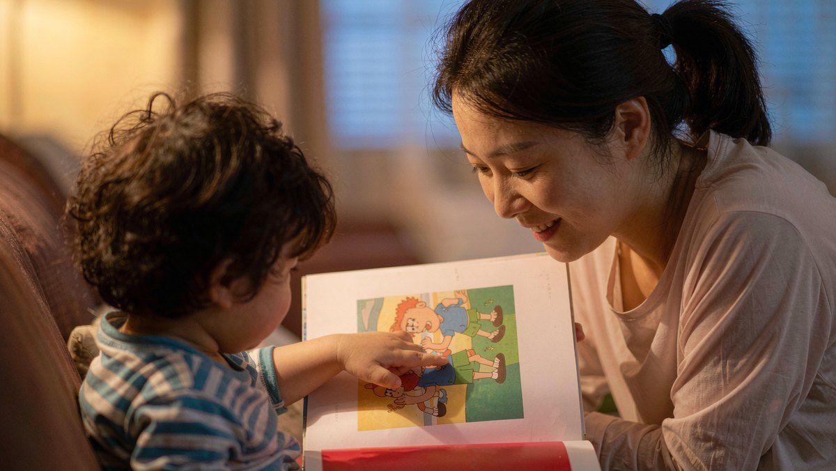 妈妈和孩子面对面聊绘本