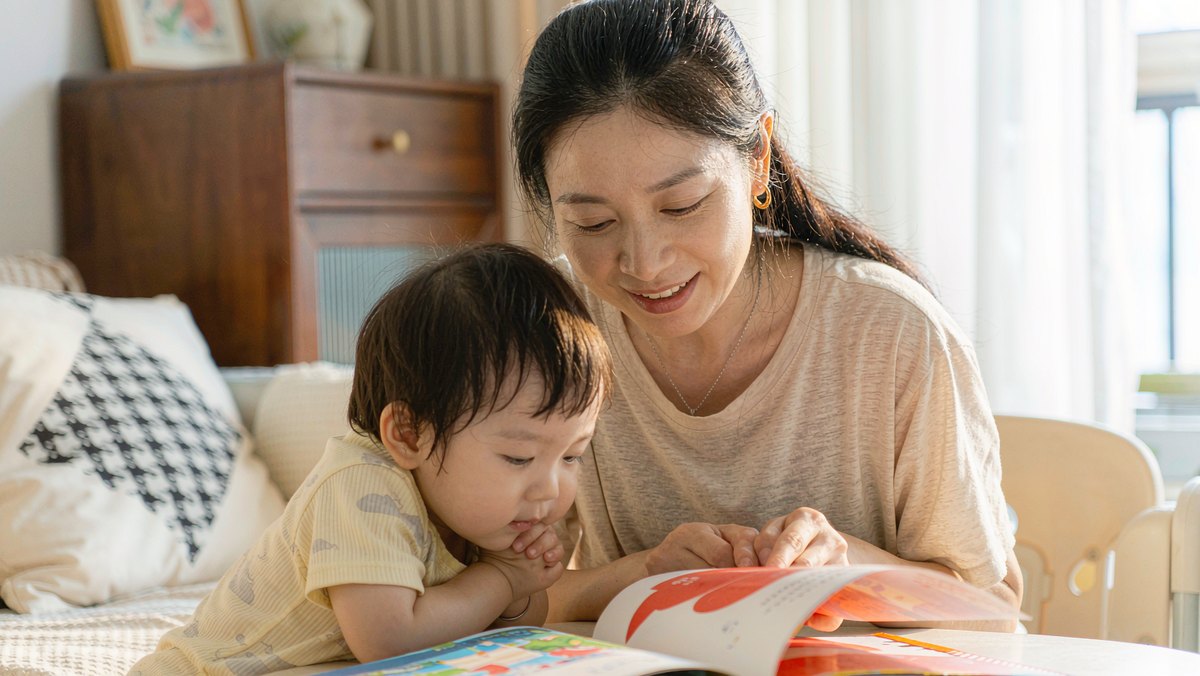 家长和孩子一起看无字书