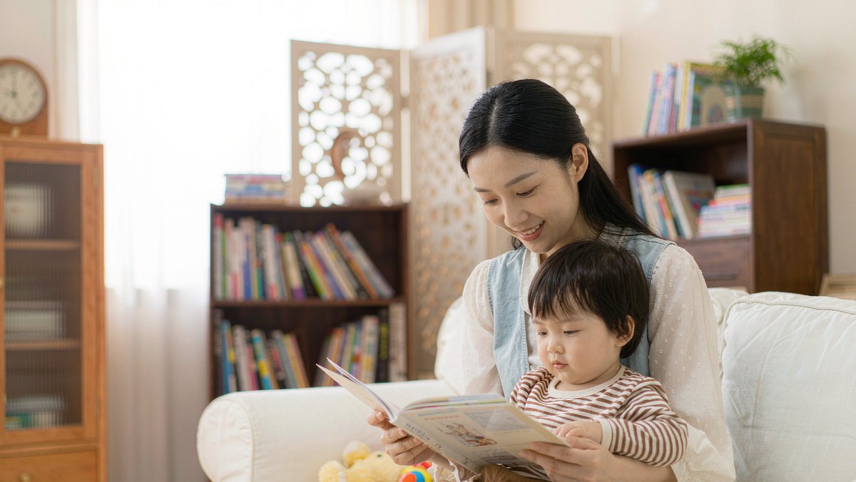妈妈读绘本给孩子听不评判只描述