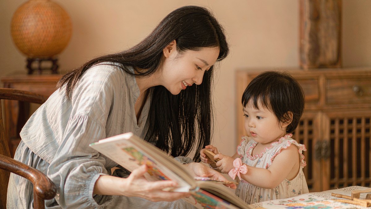 妈妈停顿下来问孩子接下来会发生什么