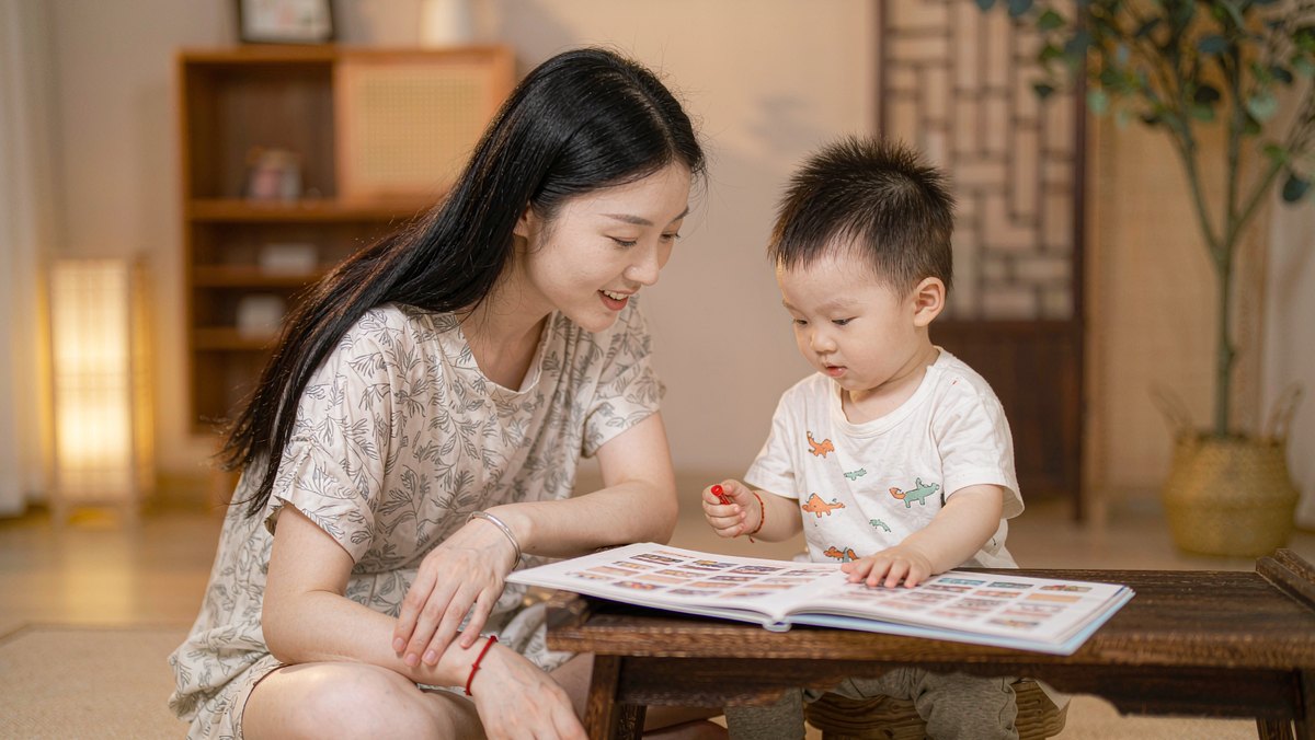 妈妈和孩子玩故事接龙互动