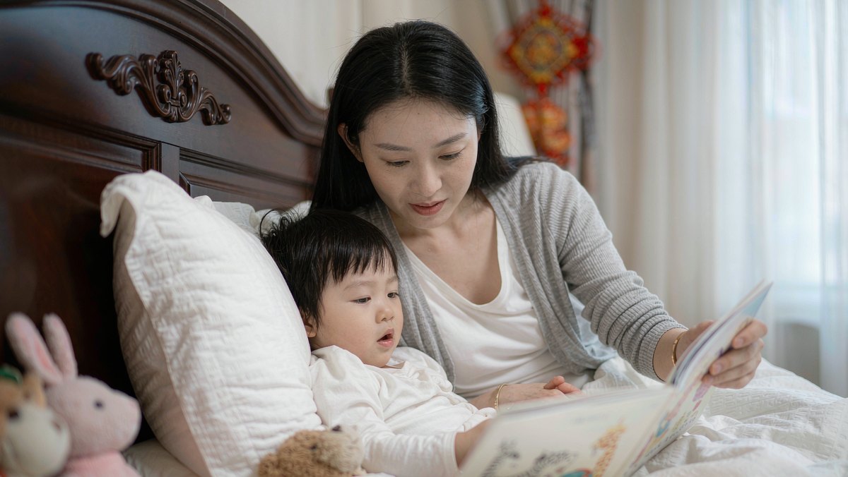 妈妈合上绘本和孩子躺着说话