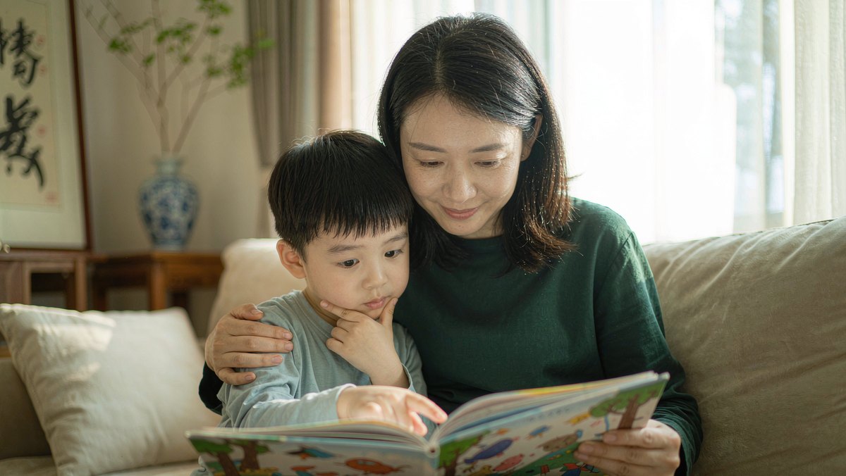 用音频故事代替亲子共读，省了力气却丢了最要紧的东西