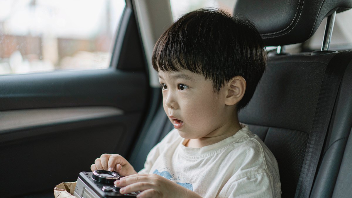 孩子在车上独自听故事机播放的音频故事
