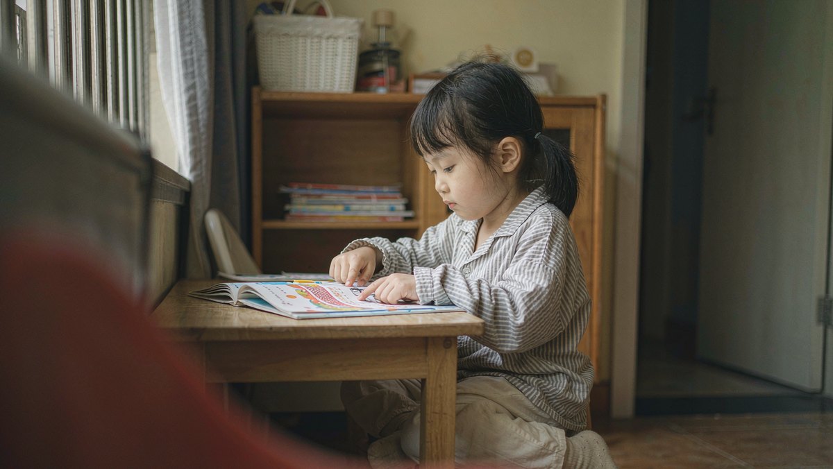 孩子早早就能自己认字读书，还要不要继续陪他共读