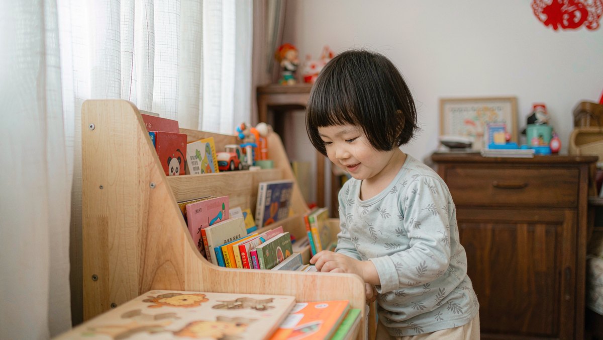 孩子自己翻看绘本书架上的图画书