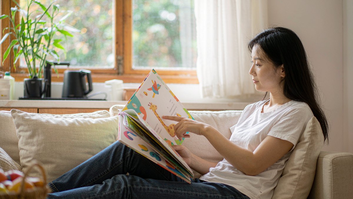 妈妈自己翻书吸引孩子凑近