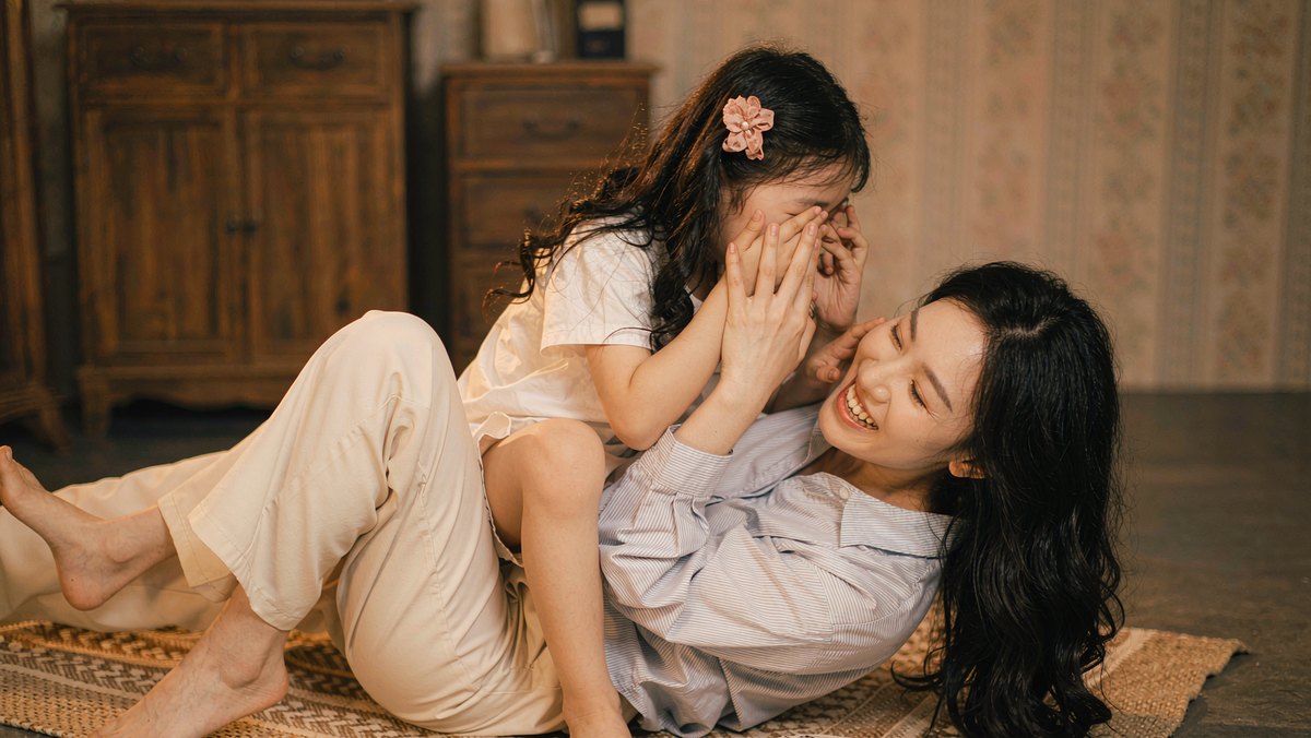 妈妈和女儿一起模仿绘本动作