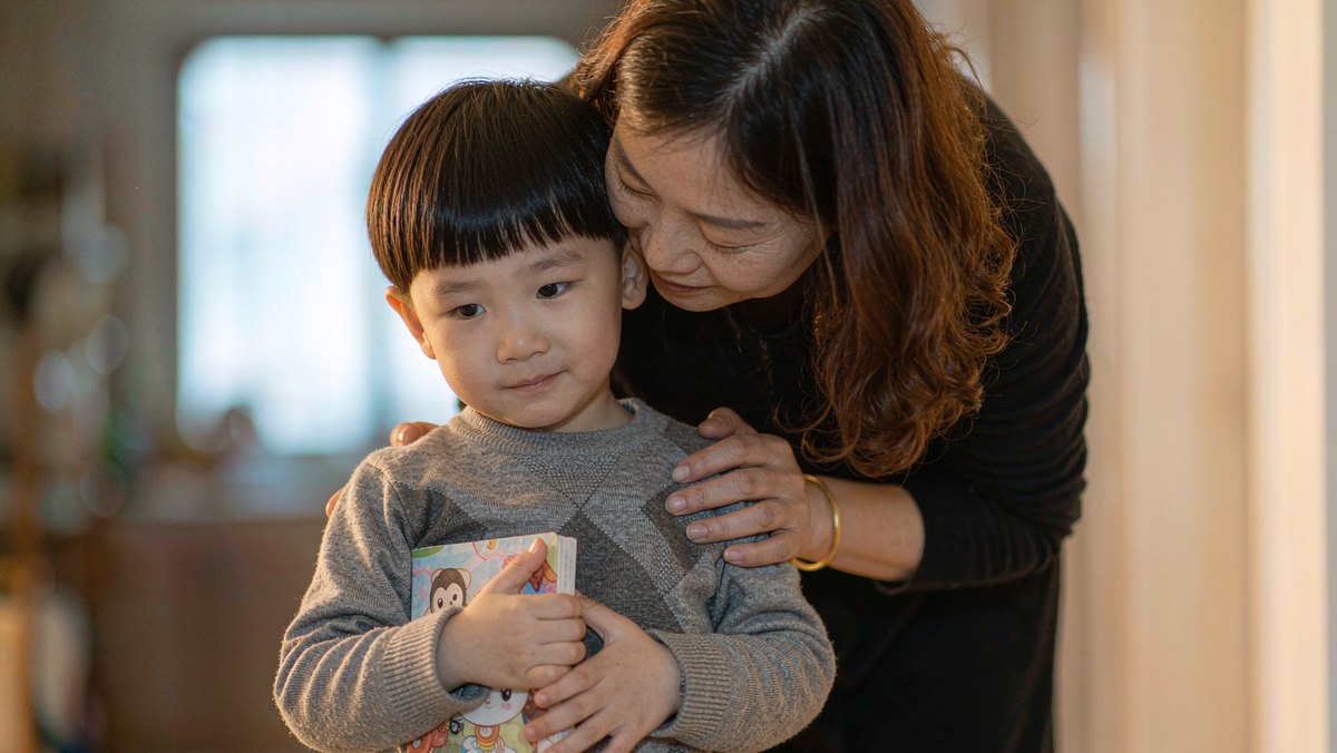 孩子在外人面前不肯读绘本,别急着替他解围