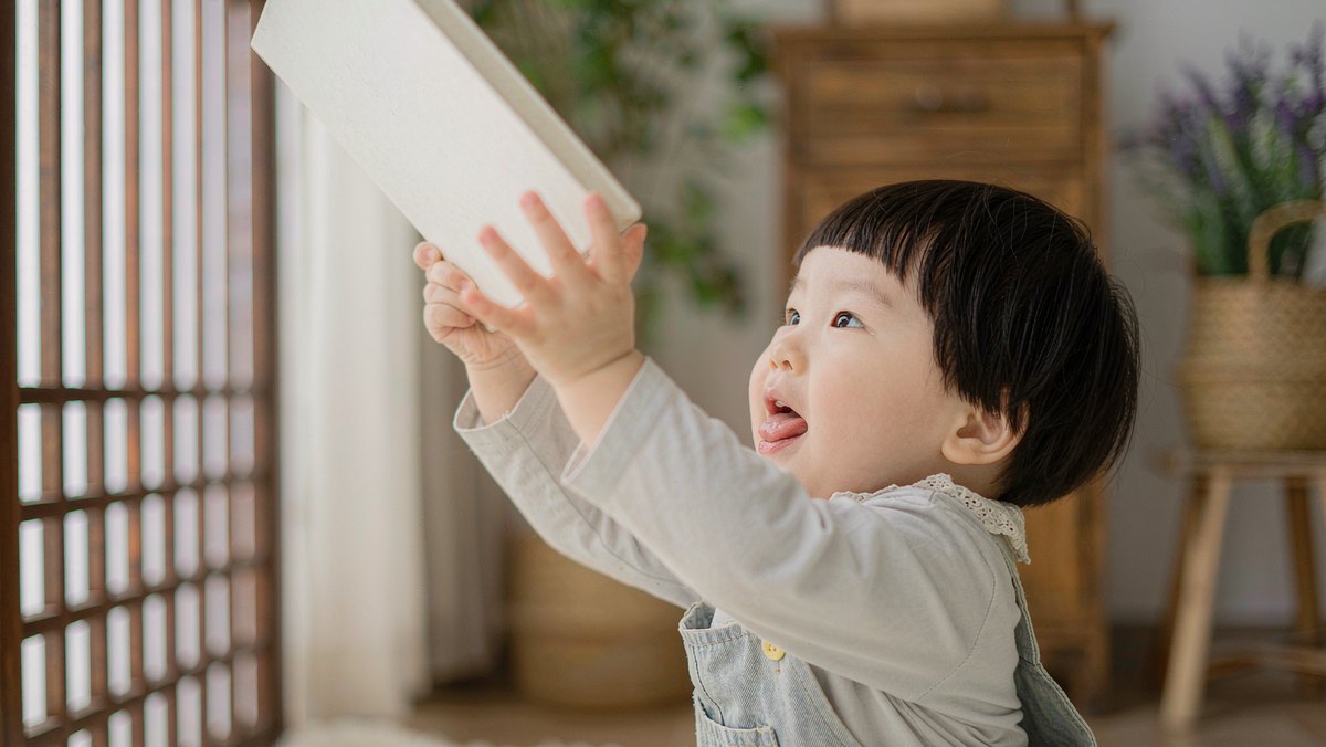 孩子把绘本当玩具扔,这阶段其实在探索