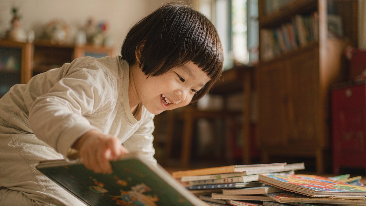 孩子在一堆绘本中自己挑选喜欢的书