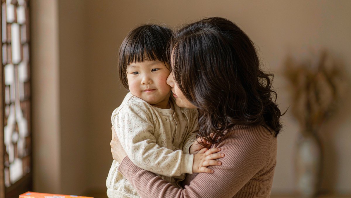 孩子情绪平复后依偎在妈妈怀里的温暖画面