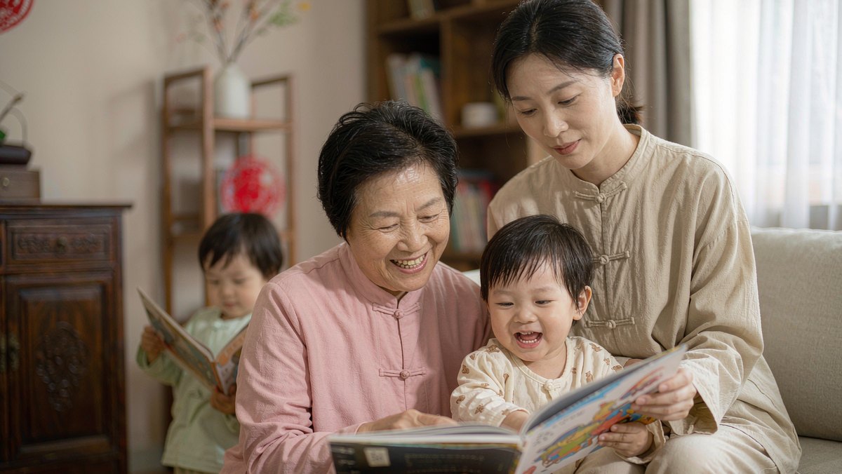 家人围坐陪孩子一起看书