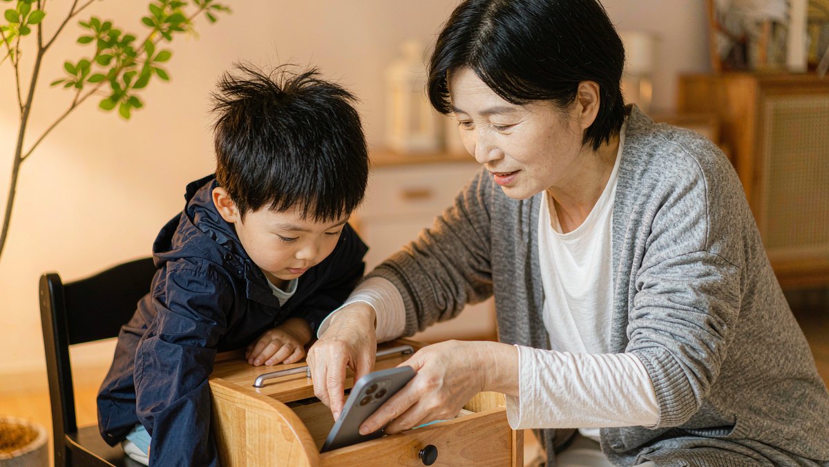 母子把手机放进抽屉开始安心共读