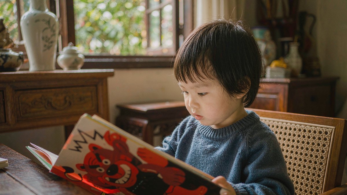 孩子翻阅一本讲情绪的小熊绘本