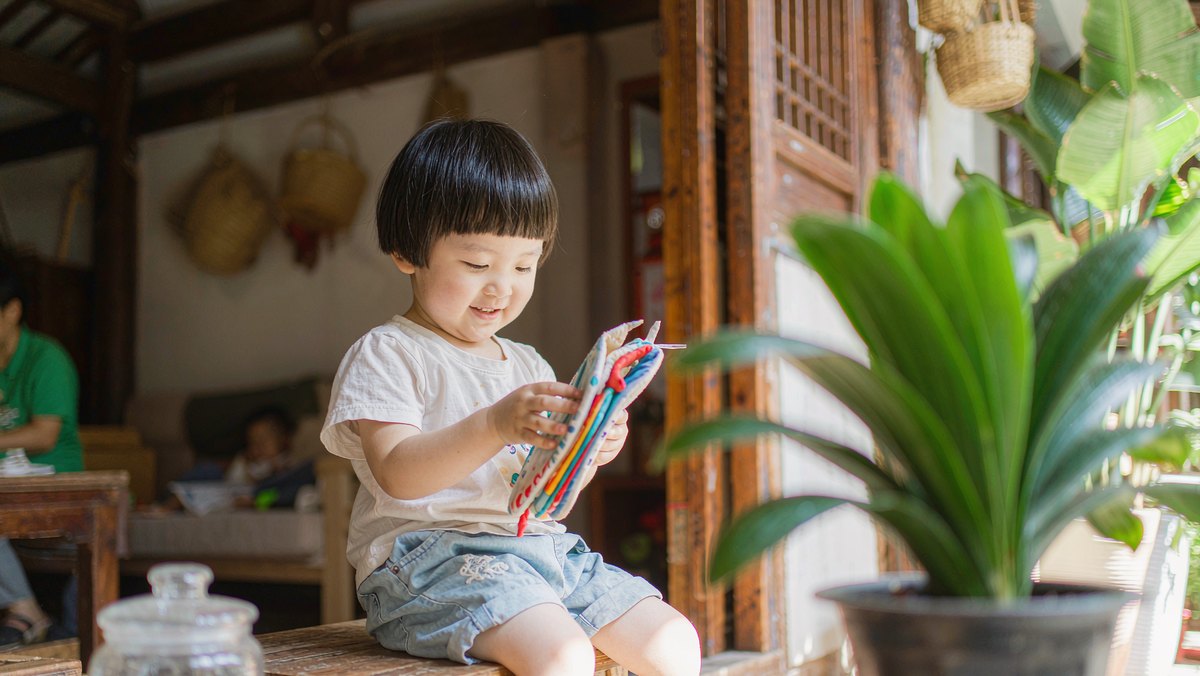 宝宝把布书抱在怀里露出满足的笑容
