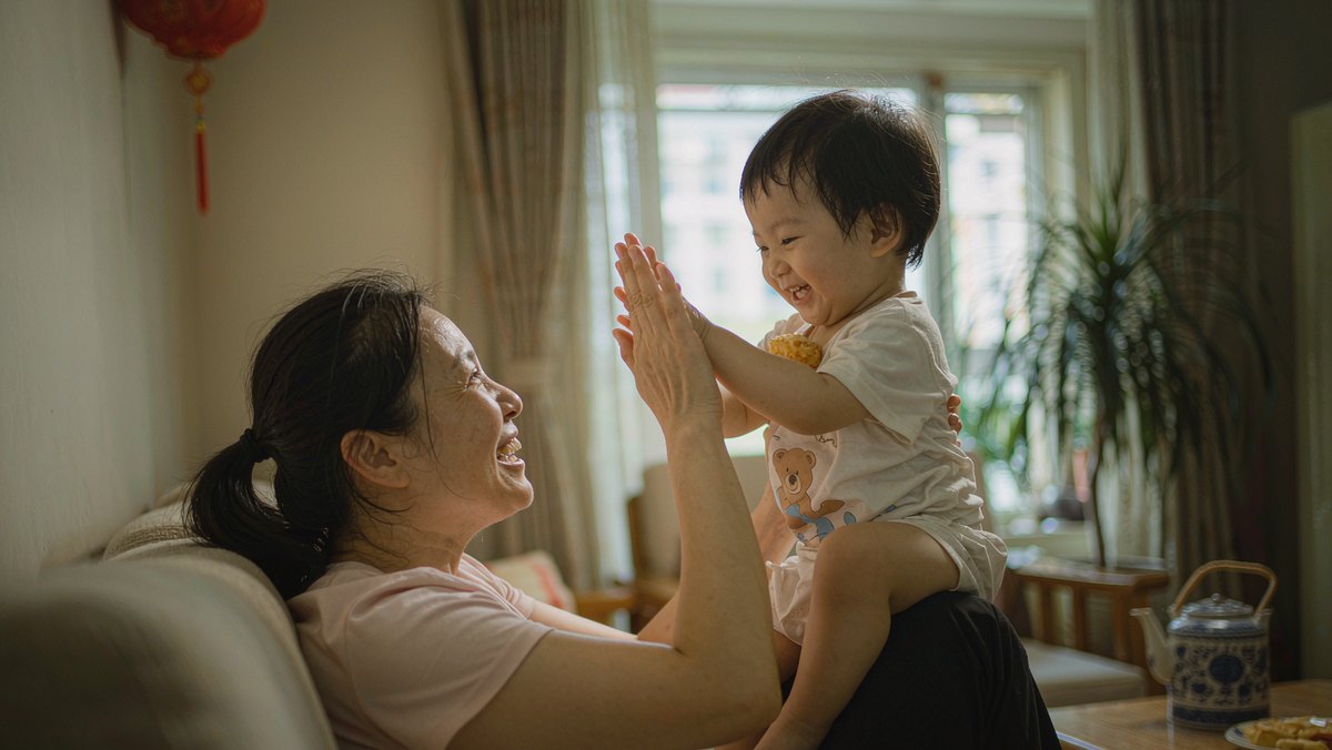 孩子和妈妈击掌庆祝一起完成书里的小约定