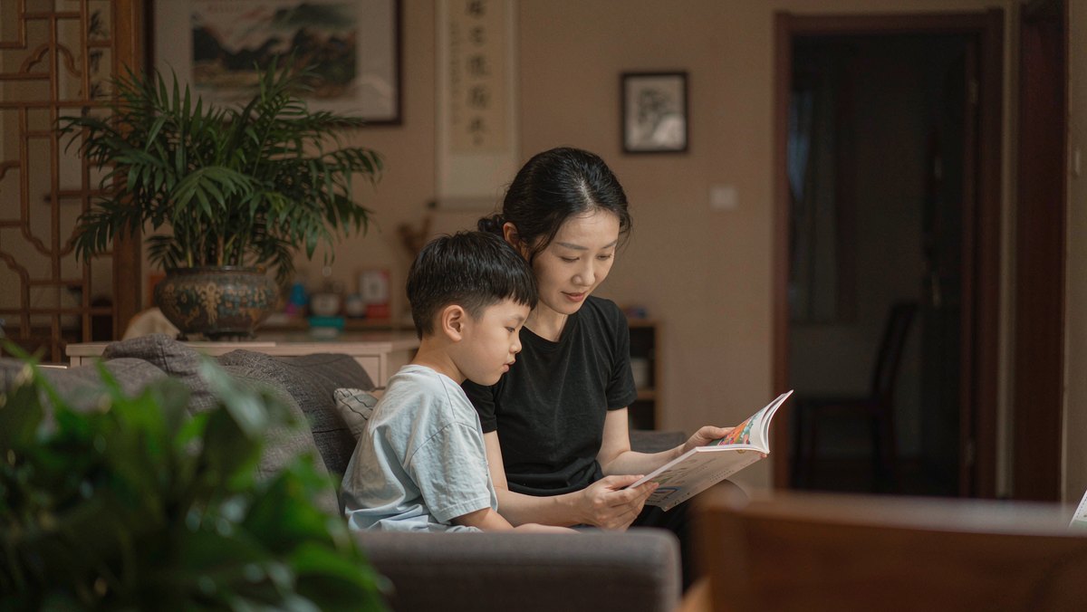 母子并排安静地一起看一本绘本