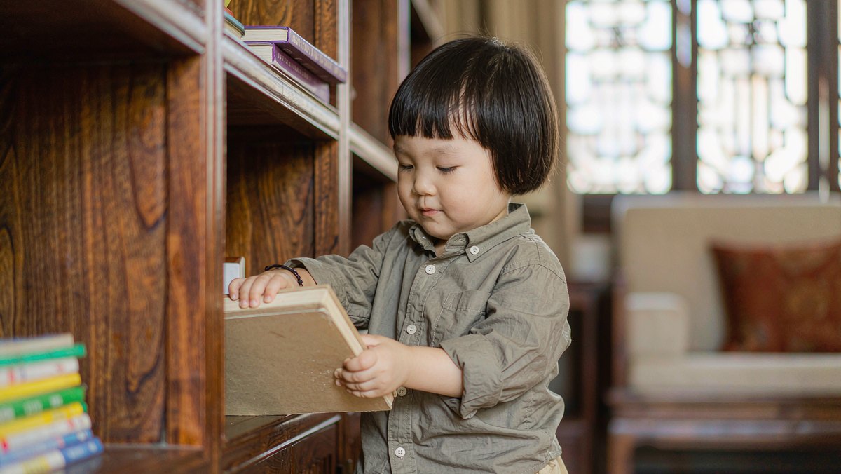 孩子把绘本轻轻放回书架不再模仿坏行为