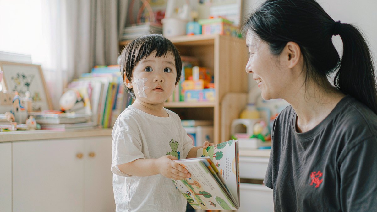 孩子问我书里的小朋友为什么没有妈妈,我这样接话