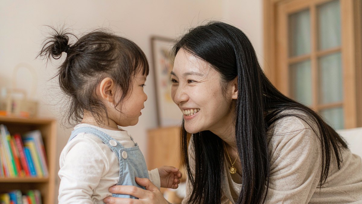 妈妈笑着听孩子绘声绘色编故事